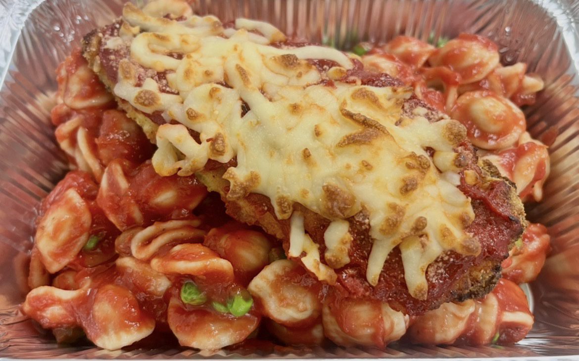 Poulet Parmigiana servie avec Orrechietti et sauce tomate à l’italienne